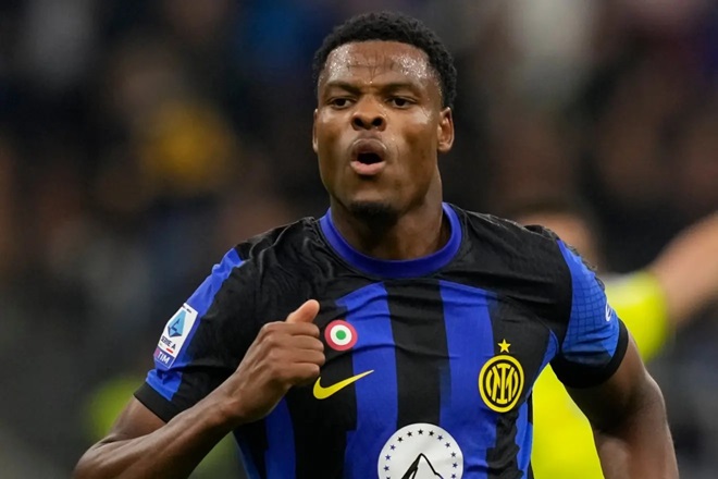 Dumfries đánh giá cao Ajax.