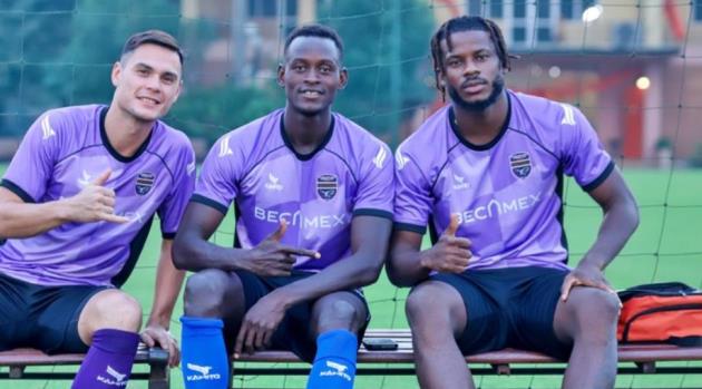 Ugochukwu Oduenyi (phải) và Origbaajo Ismaila (giữa).