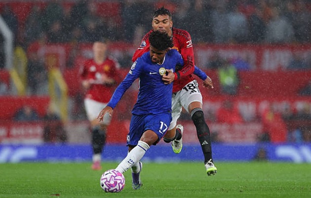 Casemiro kéo ngã Andrey Santos và nhận thẻ vàng thứ hai rời sân.