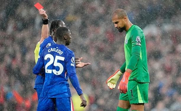 Robert Sanchez khiến Chelsea rơi vào tình thế bất lợi ở trận đấu với Manchester United.