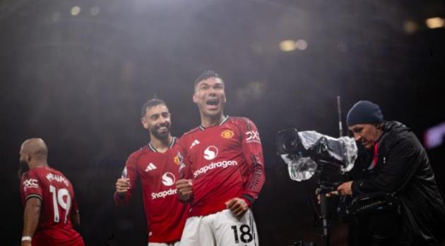 2 tiền vệ của MU đã ghi bàn.