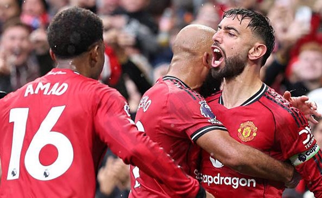 Manchester United nhọc nhằn đánh bại Chelsea trong một trận đấu hỗn loạn.