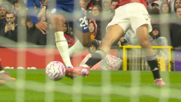 Tình huống Mazraoui va chạm với Pedro.