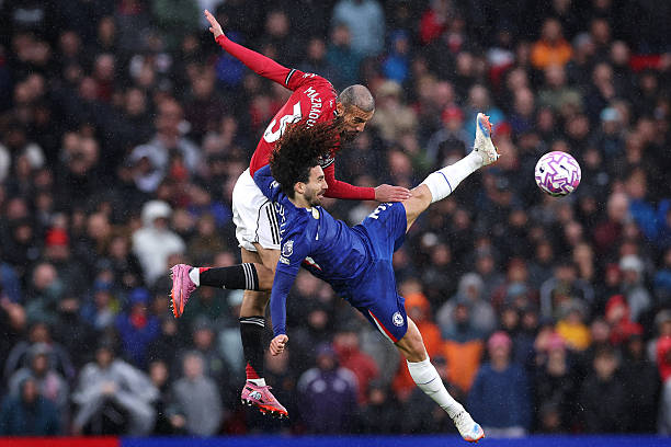 Mazraoui nên tiếp tục được trao suất đá chính.