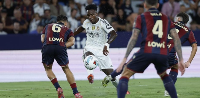 Vinicius ghi bàn thắng đẳng cấp.