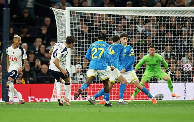 Joao Palhinha gỡ hòa ở phút 90+4' cho Tottenham.