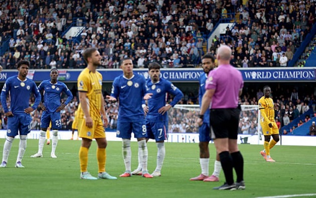 Chelsea liên tục gặp khó vì những thẻ đỏ.