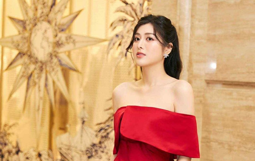 Ảnh bài viết Bạn gái Đình Bắc khoe vẻ quyến rũ trong chiếc váy trễ vai