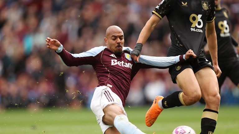 Anh thể hiện sự nỗ lực không ngừng trong trận đấu.