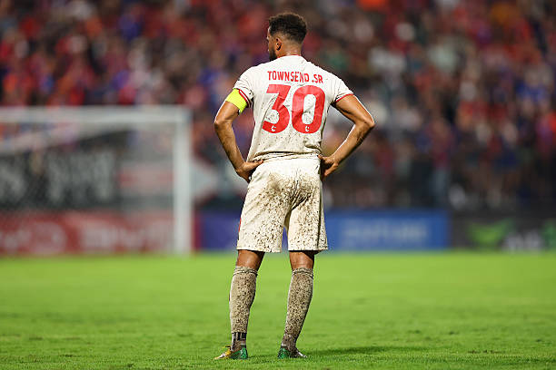 Ảnh bài viết Cựu sao Tottenham phải thi đấu trên mặt sân kém chất lượng ở Thái Lan