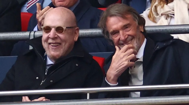 Avram Glazer (trái) và Sir Jim Ratcliffe (phải) là đồng sở hữu Manchester United