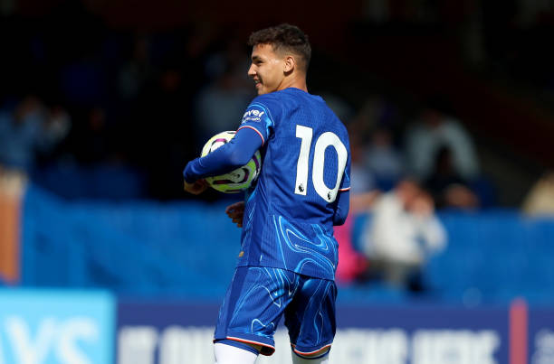 Trong bối cảnh thiếu hụt tiền đạo, Chelsea có thể tận dụng nguồn lực từ những tài năng trẻ như Marc Guiu hay Deivid Washington.