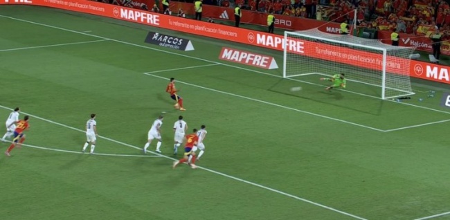 Torres sút hỏng 11m.