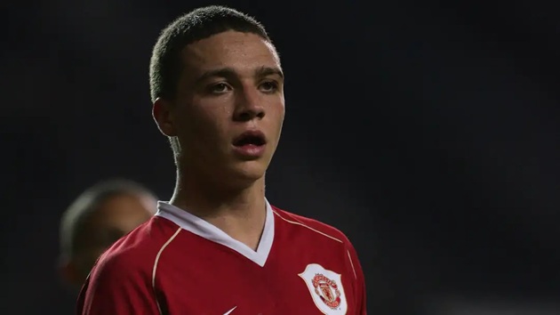 James Chester đã quay lại Man United sau 14 năm chia tay đội bóng.