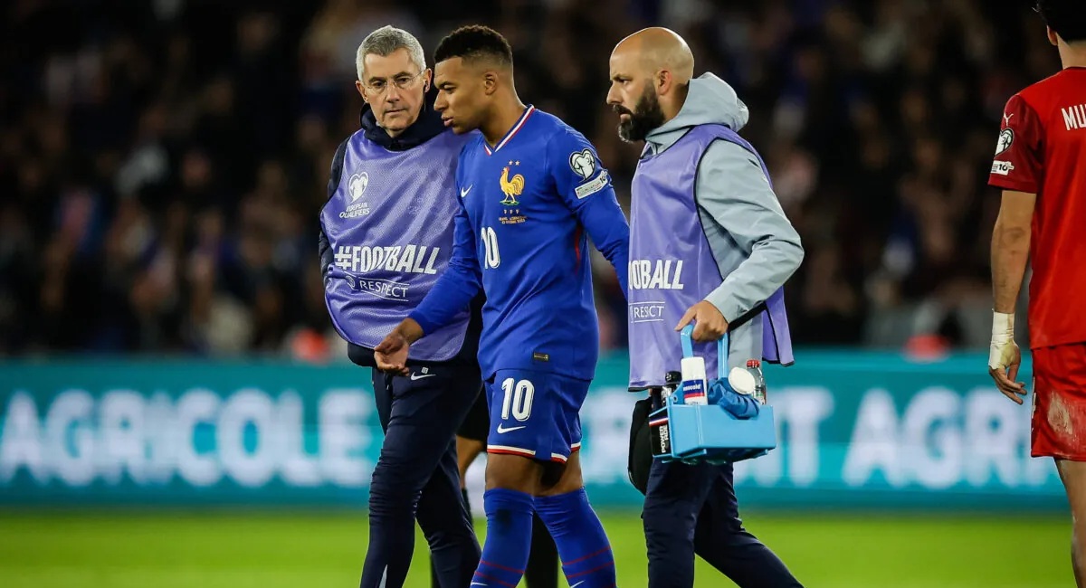 Mbappe vừa dính chấn thương.