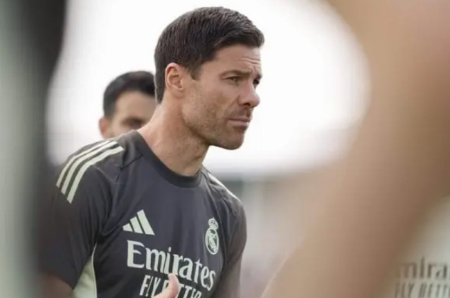 Alonso cùng Real chiếm đỉnh bảng La Liga.