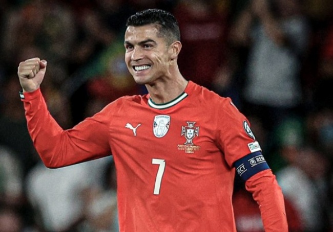 Ronaldo lập cú đúp bàn thắng.