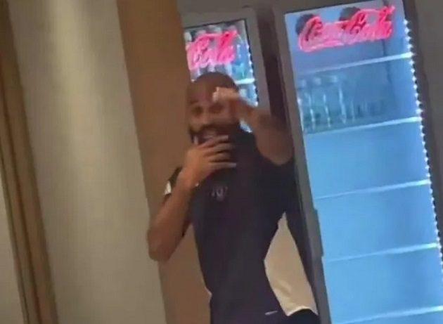 Mbeumo hát và nhảy hết mình trong phòng thay đồ.