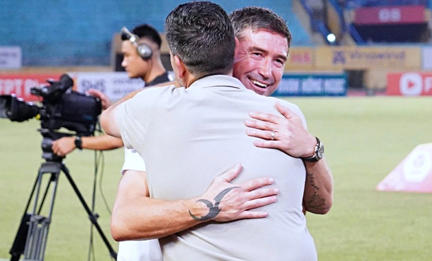 Kewell gặp rắc rối trang phục trong trận ra mắt Hà Nội FC
