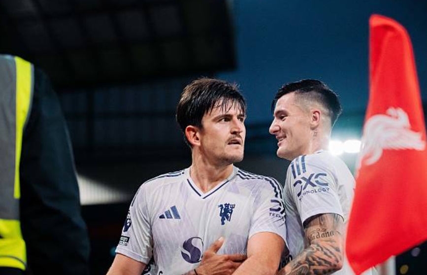 Harry Maguire (8.0 điểm - Cầu thủ xuất sắc nhất trận): Hoàn toàn xứng đáng với vị trí đá chính khi lăn xả trong mọi pha bóng và có khả năng phán đoán tình huống xuất sắc. Màn trình diễn tốt của anh đã trở thành tuyệt vời khi anh đánh đầu ghi bàn thắng quyết định.

Matthijs de Ligt (7.0 điểm): Một màn trình diễn quyết đoán và chiếm ưu thế ở trung tâm hàng phòng ngự. Anh thể hiện sức mạnh để loại bỏ Milos Kerkez ngay từ đầu trận và giúp đội nhà đứng vững trước những đợt tấn công của đối thủ, ngoại trừ tình huống cả hàng thủ mất tập trung khi Gakpo dứt điểm.

Amad Diallo (7.2 điểm): Dần lấy lại phong độ tốt nhất sau khởi đầu mùa giải khó khăn. Đường chọc khe tinh tế của anh cho Mbeumo đã tạo nên bàn thắng quan trọng và lẽ ra Amad đã có thêm một pha kiến tạo nếu Bruno tận dụng thành công cơ hội. Anh còn khiến Milos Kerkez phải liên tục ở thế phòng ngự trong phần lớn thời gian trận đấu.

Bruno Fernandes (7.9 điểm): Đóng vai trò quan trọng trong các pha lên bóng. Thể hiện tư duy nhanh nhạy khi chuyền bóng cho Amad trong bàn mở tỷ số. Lẽ ra đã có thể ghi bàn khi dứt điểm trúng cột dọc nhưng đã bù đắp bằng nhiều cách khác, chẳng hạn như pha đoạt bóng trong chân Isak ngay trong vòng cấm và là người giữ cho đợt tấn công dẫn đến bàn thắng của Maguire tiếp diễn.


Casemiro (6.7 điểm): Một sự hiện diện ấn tượng trong khoảng một giờ thi đấu trên sân. Anh cho thấy khả năng tranh chấp khá tốt, cùng với đó là cảm quan vị trí ấn tượng, cho phép Casemiro kiểm soát khu trung tuyến.


Mason Mount (6.8 điểm): Dù không phải là một màn trình diễn đỉnh cao, anh vẫn giúp đội thực thi kế hoạch chiến thuật của HLV Amorim bằng những pha di chuyển thông minh. 


Matheus Cunha (7.1 điểm): Là một lựa chọn bất ngờ ở vị trí "số 9 ảo" nhưng đã hoạt động hiệu quả khi kết nối lối chơi tốt, ngay cả khi không tạo ra nhiều cơ hội rõ ràng.


Bryan Mbeumo (7.7 điểm): Giúp đội có một khởi đầu như mơ bằng việc nhanh chóng đứng dậy sau pha va chạm và tận dụng tốc độ để đón đường chuyền của Amad rồi ghi bàn. Anh đã làm việc không mệt mỏi, dẫn dắt hàng công pressing bằng năng lượng dồi dào của mình.

Patrick Dorgu (6.1 điểm): Có đôi chút vụng về nhưng đã thi đấu nỗ lực và hoàn thành công việc bảo vệ thành quả vào cuối trận.

Benjamin Sesko (6.2 điểm): Di chuyển tích cực và khả năng không chiến của anh đã tỏ ra hữu ích ngay cả trong vòng cấm của đội nhà.
