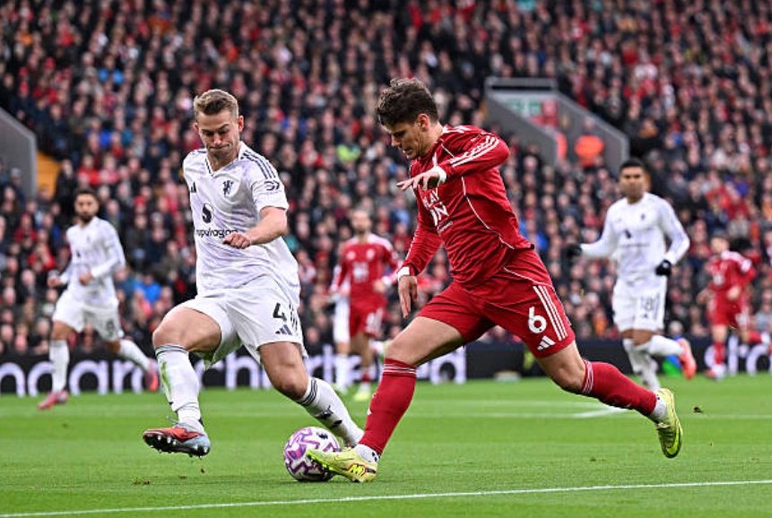 Matthijs de Ligt (7.0 điểm): Một màn trình diễn quyết đoán và chiếm ưu thế ở trung tâm hàng phòng ngự. Anh thể hiện sức mạnh để loại bỏ Milos Kerkez ngay từ đầu trận và giúp đội nhà đứng vững trước những đợt tấn công của đối thủ, ngoại trừ tình huống cả hàng thủ mất tập trung khi Gakpo dứt điểm.

Amad Diallo (7.2 điểm): Dần lấy lại phong độ tốt nhất sau khởi đầu mùa giải khó khăn. Đường chọc khe tinh tế của anh cho Mbeumo đã tạo nên bàn thắng quan trọng và lẽ ra Amad đã có thêm một pha kiến tạo nếu Bruno tận dụng thành công cơ hội. Anh còn khiến Milos Kerkez phải liên tục ở thế phòng ngự trong phần lớn thời gian trận đấu.

Bruno Fernandes (7.9 điểm): Đóng vai trò quan trọng trong các pha lên bóng. Thể hiện tư duy nhanh nhạy khi chuyền bóng cho Amad trong bàn mở tỷ số. Lẽ ra đã có thể ghi bàn khi dứt điểm trúng cột dọc nhưng đã bù đắp bằng nhiều cách khác, chẳng hạn như pha đoạt bóng trong chân Isak ngay trong vòng cấm và là người giữ cho đợt tấn công dẫn đến bàn thắng của Maguire tiếp diễn.


Casemiro (6.7 điểm): Một sự hiện diện ấn tượng trong khoảng một giờ thi đấu trên sân. Anh cho thấy khả năng tranh chấp khá tốt, cùng với đó là cảm quan vị trí ấn tượng, cho phép Casemiro kiểm soát khu trung tuyến.


Mason Mount (6.8 điểm): Dù không phải là một màn trình diễn đỉnh cao, anh vẫn giúp đội thực thi kế hoạch chiến thuật của HLV Amorim bằng những pha di chuyển thông minh. 


Matheus Cunha (7.1 điểm): Là một lựa chọn bất ngờ ở vị trí "số 9 ảo" nhưng đã hoạt động hiệu quả khi kết nối lối chơi tốt, ngay cả khi không tạo ra nhiều cơ hội rõ ràng.


Bryan Mbeumo (7.7 điểm): Giúp đội có một khởi đầu như mơ bằng việc nhanh chóng đứng dậy sau pha va chạm và tận dụng tốc độ để đón đường chuyền của Amad rồi ghi bàn. Anh đã làm việc không mệt mỏi, dẫn dắt hàng công pressing bằng năng lượng dồi dào của mình.

Patrick Dorgu (6.1 điểm): Có đôi chút vụng về nhưng đã thi đấu nỗ lực và hoàn thành công việc bảo vệ thành quả vào cuối trận.

Benjamin Sesko (6.2 điểm): Di chuyển tích cực và khả năng không chiến của anh đã tỏ ra hữu ích ngay cả trong vòng cấm của đội nhà.