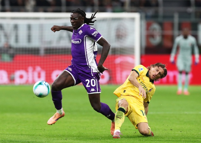 Milan thắng Fiorentina 2-1.