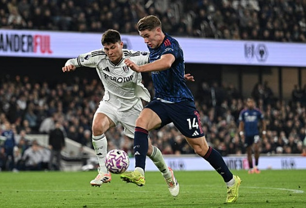 Gyokeres luôn thu hút ít nhất một hậu vệ theo kèm.