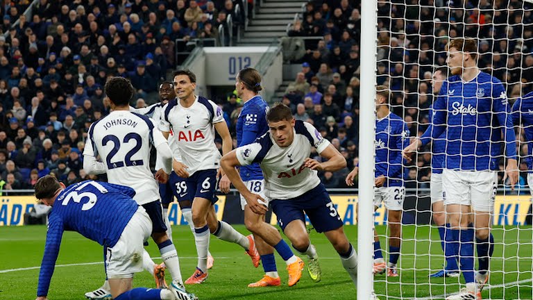 Tottenham đánh bại Everton bằng chính sở trường của HLV David Moyes.