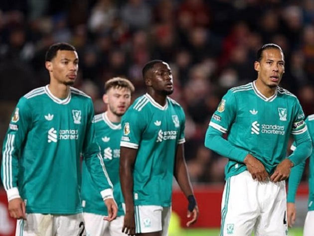 Carragher đánh giá Liverpool đang rơi vào giai đoạn khủng hoảng.