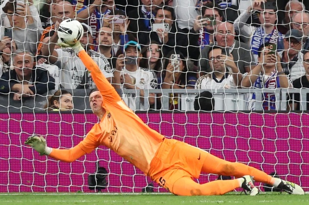 Ảnh bài viết Szczesny xuất thần cản phá Mbappe, cứu Barca khỏi thảm bại