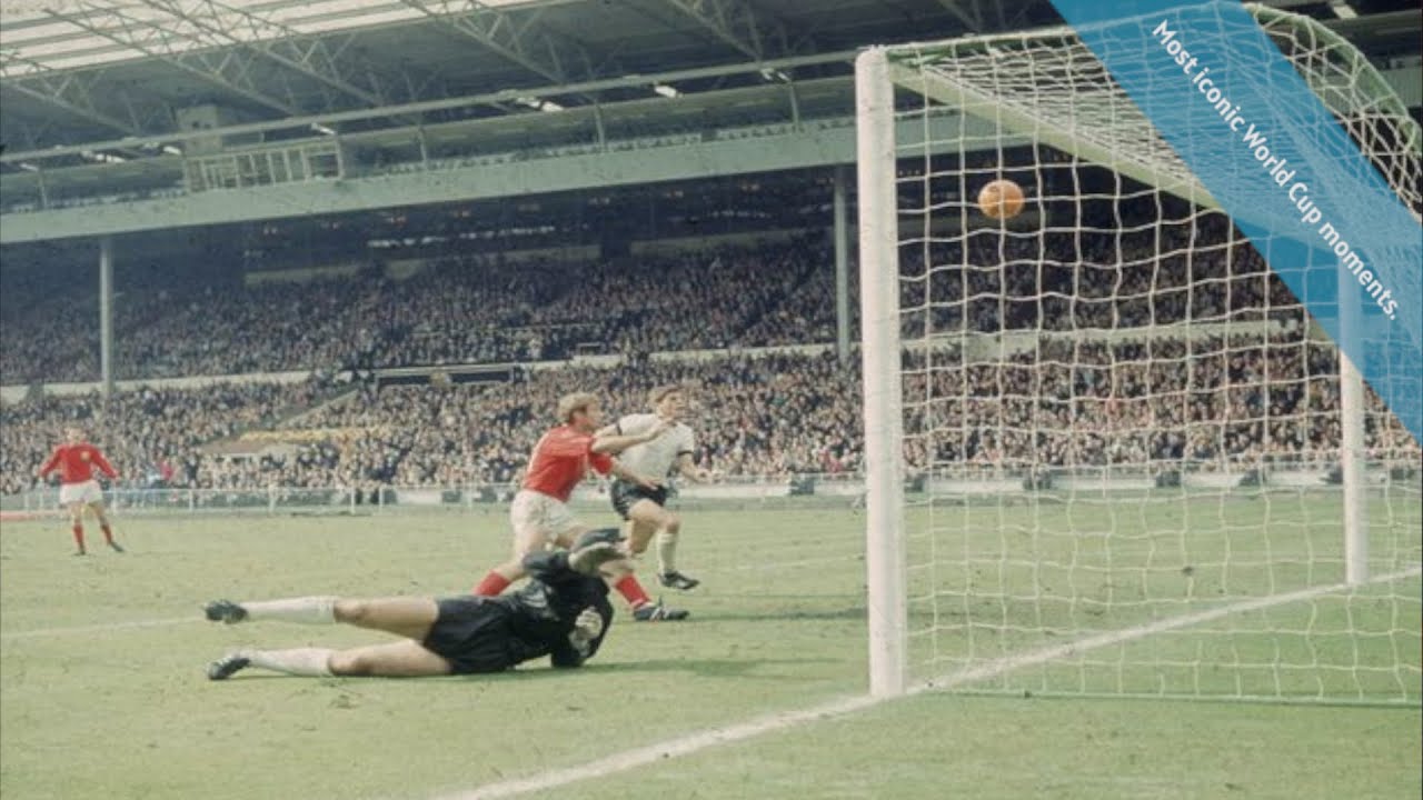 "Bàn thắng ma" của Geoff Hurst, một trong những khoảnh khắc gây tranh cãi nhất lịch sử World Cup.