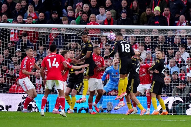 Ảnh bài viết Casemiro đánh đầu mở tỷ số, Forest phẫn nộ vì quả phạt góc