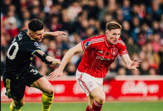 Elliot Anderson ở trận đấu với Man United.