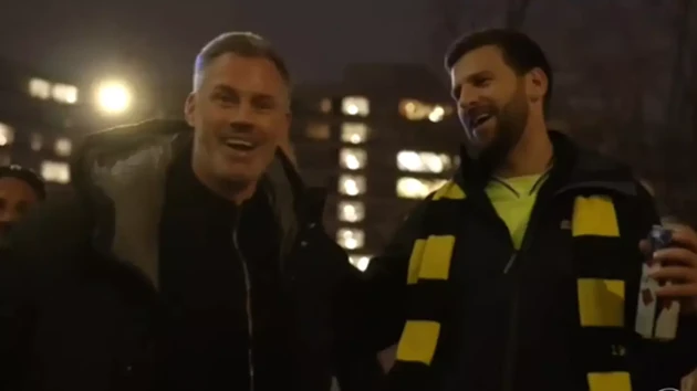 Ảnh bài viết Carragher đi bộ cùng fan Dortmund đến Etihad, tạo nên khoảnh khắc hỗn loạn thú vị