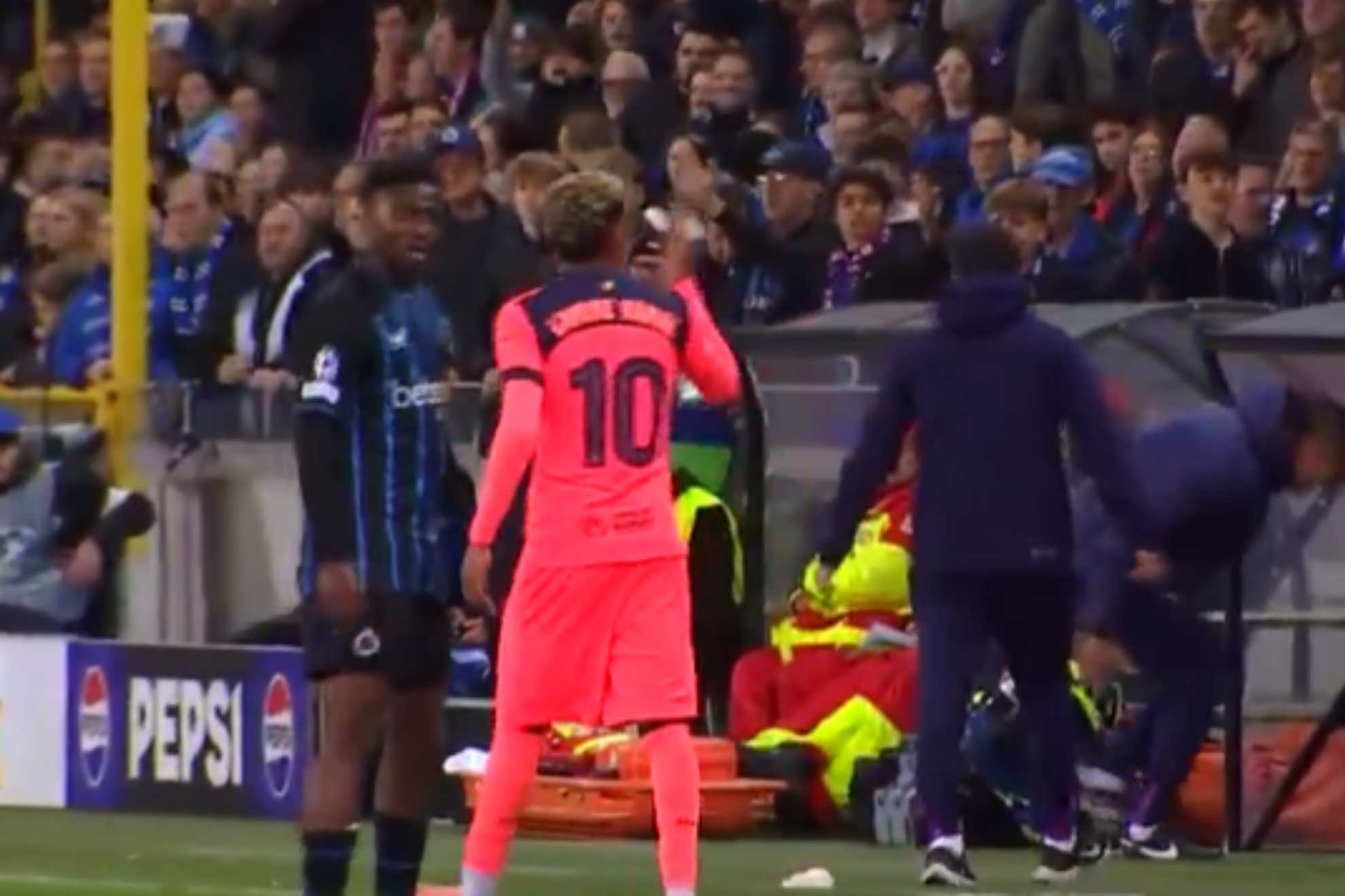 Hành động đầy thách thức của Yamal.