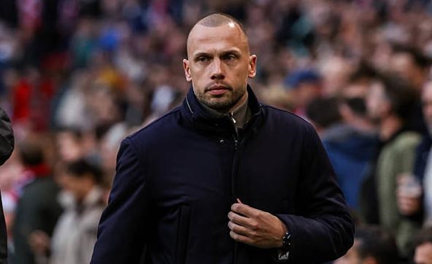 Huấn luyện viên John Heitinga bị Ajax Amsterdam sa thải.