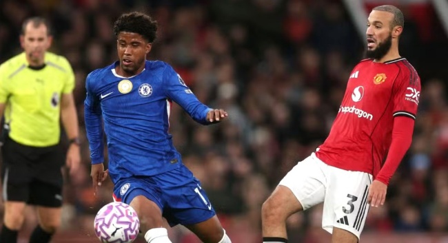 Ảnh bài viết MU đối đầu Tottenham: Mazraoui sẵn sàng thay thế Dalot ở cánh trái