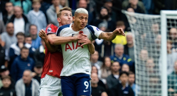 Richarlison có tình huống để bóng chạm tay trước MU.