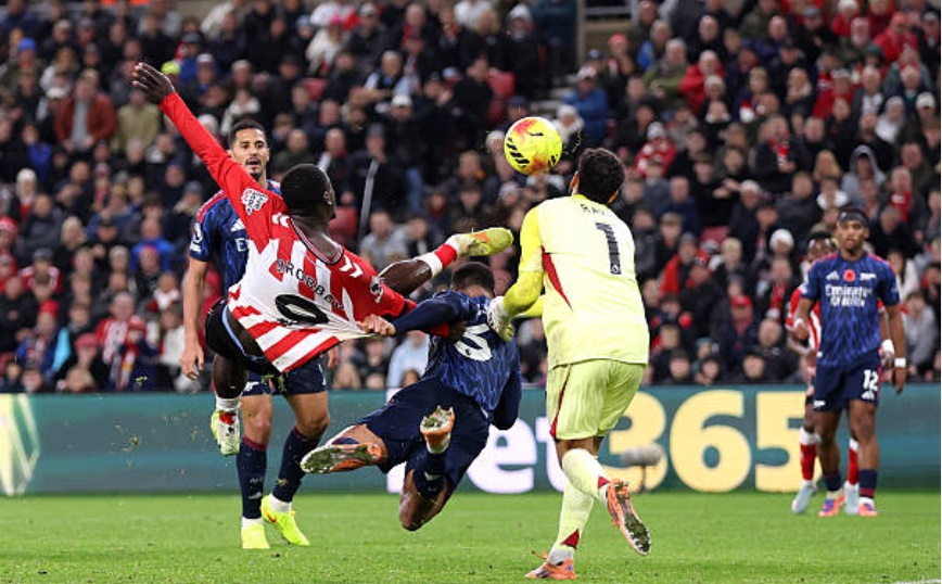 Ảnh bài viết Kịch tính tại sân Ánh Sáng, Arsenal đánh rơi chiến thắng trước Sunderland ở phút bù giờ