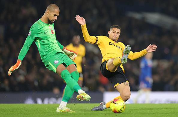 Robert Sanchez: 7.5 điểm: Thủ môn người Tây Ban Nha không phải hoạt động quá nhiều ở trận đấu này vì sự vượt trội của Chelsea so với Wolves là quá rõ ràng. Tuy nhiên, anh vẫn thể hiện sự chắc chắn nơi khung gỗ.

Malo Gusto: 7.8 điểm: Một pha chạy chỗ và đánh đầu chuẩn xác từ đường chuyền của Alejandro Garnacho ở phút 52 đã giúp Malo Gusto ghi bàn thắng đầu tiên cho Chelsea sau 98 lần ra sân.

Wesley Fofana: 7.6 điểm: Cầu thủ người Pháp giúp Chelsea chuyển đổi lối chơi bằng cách dâng cao kiểm soát bóng, đồng thời gây ấn tượng khi xử lý các tình huống cố định trong vòng cấm. 

Trevoh Chalobah: 7.6 điểm: Anh nhanh chóng dự đoán được nguy hiểm và chọn vị trí khôn ngoan để chấm dứt các đợt tấn công hạn chế của Wolves.

Marc Cucurella: 7.7 điểm: Tuyển thủ Tây Ban Nha đã tạo ra áp lực lên hàng tiền vệ Wolves. Anh chọn vị trí thông minh để Alejandro Garnacho có thể cô lập người theo kèm.


Moisés Caicedo: 6.8 điểm: Anh chơi tốt nhất khi áp sát đối phương để giành lại quyền kiểm soát bóng, tuy nhiên, đôi khi lại không xử lý đúng lúc, phạm nhiều lỗi và phải nhận thẻ vàng.

Enzo Fernandez: 7 điểm: Cầu thủ mang áo số 8 của Chelsea là trung tâm của mọi pha bóng bên phía "The Blues". Anh cũng suýt chút nữa khiến thủ môn bên phía Wolves phải vào lưới nhặt bóng từ những tình huống cố định.

Pedro Neto: 7.9 điểm - Cầu thủ người Bồ Đào Nha chơi tăng tốc trong hiệp hai. Anh sau đó ghi bàn vào lưới đội bóng cũ bằng một pha dứt điểm đơn giản sau đường kiến tạo của Alejandro Garnacho.

Alejandro Garnacho: 8.1 điểm: Tuyển thủ Argentina mang đến những đợt tấn công nguy hiểm bên hành lang cánh trái của Chelsea, đóng góp 2 kiến tạo.

Liam Delap: 7 điểm: Thật khó để tìm được khoảng trống cho cựu tiền đạo Manchester City trong hiệp một khi đối diện hàng phòng ngự năm người của Wolves. Tuy nhiên, anh cũng mang đến ít nhiều đóng góp cho "The Blues" ỏ mặt trận tấn công.

Joao Pedro: 7.7 điểm: Anh thi đấu không ổn định trong hiệp một, dẫu vậy, tuyển thủ Brazil đã nỗ lực hơn ở 45 phút tiếp theo và đóng góp 1 bàn thắng.

Estevao Willian (vào thay Liam Delap ở phút 64): 6.5 điểm: Tạo ra tác động tức thì sau khi vào sân. Anh là người tung ra đường chuyền dọn cỗ cho Joao Pedro ghi bàn.

Chấm điểm cầu thủ Chelsea từ BongDa.com.vn.