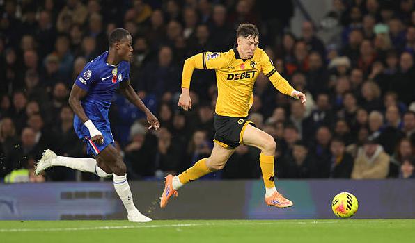 Trevoh Chalobah: 7.6 điểm: Anh nhanh chóng dự đoán được nguy hiểm và chọn vị trí khôn ngoan để chấm dứt các đợt tấn công hạn chế của Wolves.

Marc Cucurella: 7.7 điểm: Tuyển thủ Tây Ban Nha đã tạo ra áp lực lên hàng tiền vệ Wolves. Anh chọn vị trí thông minh để Alejandro Garnacho có thể cô lập người theo kèm.


Moisés Caicedo: 6.8 điểm: Anh chơi tốt nhất khi áp sát đối phương để giành lại quyền kiểm soát bóng, tuy nhiên, đôi khi lại không xử lý đúng lúc, phạm nhiều lỗi và phải nhận thẻ vàng.

Enzo Fernandez: 7 điểm: Cầu thủ mang áo số 8 của Chelsea là trung tâm của mọi pha bóng bên phía "The Blues". Anh cũng suýt chút nữa khiến thủ môn bên phía Wolves phải vào lưới nhặt bóng từ những tình huống cố định.

Pedro Neto: 7.9 điểm - Cầu thủ người Bồ Đào Nha chơi tăng tốc trong hiệp hai. Anh sau đó ghi bàn vào lưới đội bóng cũ bằng một pha dứt điểm đơn giản sau đường kiến tạo của Alejandro Garnacho.

Alejandro Garnacho: 8.1 điểm: Tuyển thủ Argentina mang đến những đợt tấn công nguy hiểm bên hành lang cánh trái của Chelsea, đóng góp 2 kiến tạo.

Liam Delap: 7 điểm: Thật khó để tìm được khoảng trống cho cựu tiền đạo Manchester City trong hiệp một khi đối diện hàng phòng ngự năm người của Wolves. Tuy nhiên, anh cũng mang đến ít nhiều đóng góp cho "The Blues" ỏ mặt trận tấn công.

Joao Pedro: 7.7 điểm: Anh thi đấu không ổn định trong hiệp một, dẫu vậy, tuyển thủ Brazil đã nỗ lực hơn ở 45 phút tiếp theo và đóng góp 1 bàn thắng.

Estevao Willian (vào thay Liam Delap ở phút 64): 6.5 điểm: Tạo ra tác động tức thì sau khi vào sân. Anh là người tung ra đường chuyền dọn cỗ cho Joao Pedro ghi bàn.

Chấm điểm cầu thủ Chelsea từ BongDa.com.vn.