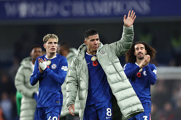 Enzo Fernandez: 7 điểm: Cầu thủ mang áo số 8 của Chelsea là trung tâm của mọi pha bóng bên phía "The Blues". Anh cũng suýt chút nữa khiến thủ môn bên phía Wolves phải vào lưới nhặt bóng từ những tình huống cố định.

Pedro Neto: 7.9 điểm - Cầu thủ người Bồ Đào Nha chơi tăng tốc trong hiệp hai. Anh sau đó ghi bàn vào lưới đội bóng cũ bằng một pha dứt điểm đơn giản sau đường kiến tạo của Alejandro Garnacho.

Alejandro Garnacho: 8.1 điểm: Tuyển thủ Argentina mang đến những đợt tấn công nguy hiểm bên hành lang cánh trái của Chelsea, đóng góp 2 kiến tạo.

Liam Delap: 7 điểm: Thật khó để tìm được khoảng trống cho cựu tiền đạo Manchester City trong hiệp một khi đối diện hàng phòng ngự năm người của Wolves. Tuy nhiên, anh cũng mang đến ít nhiều đóng góp cho "The Blues" ỏ mặt trận tấn công.

Joao Pedro: 7.7 điểm: Anh thi đấu không ổn định trong hiệp một, dẫu vậy, tuyển thủ Brazil đã nỗ lực hơn ở 45 phút tiếp theo và đóng góp 1 bàn thắng.

Estevao Willian (vào thay Liam Delap ở phút 64): 6.5 điểm: Tạo ra tác động tức thì sau khi vào sân. Anh là người tung ra đường chuyền dọn cỗ cho Joao Pedro ghi bàn.

Chấm điểm cầu thủ Chelsea từ BongDa.com.vn.