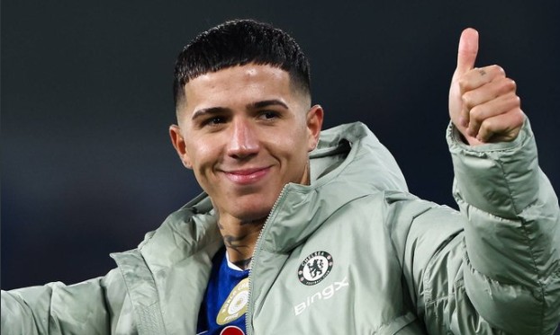 Fernandez dính chấn thương đầu gối.