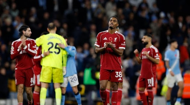 Man City đè bẹp Liverpool tại Etihad.