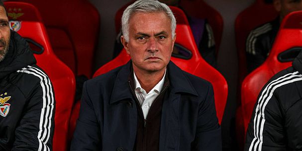 Mourinho tức giận với trọng tài.
