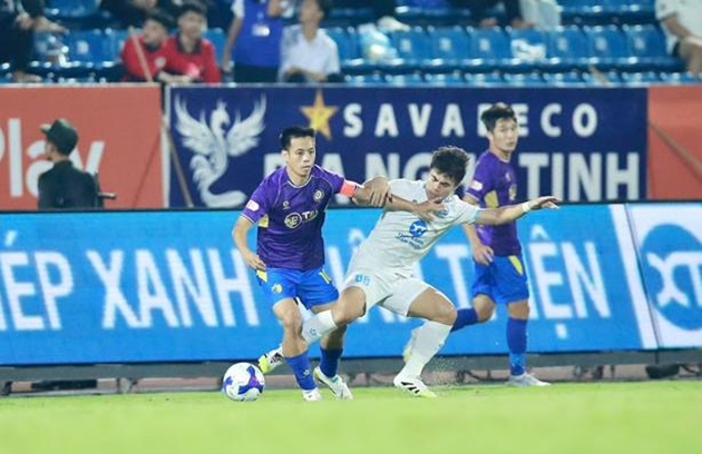 Hà Nội FC chơi quật cường để rời sân Thiên Trường với 1 điểm.