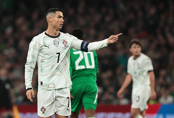 Ảnh bài viết Ronaldo nhận thẻ đỏ, HLV CH Ireland đáp trả bất ngờ