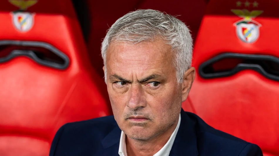 Ảnh bài viết Mourinho nổi giận, thay 4 cầu thủ Benfica ngay sau giờ nghỉ