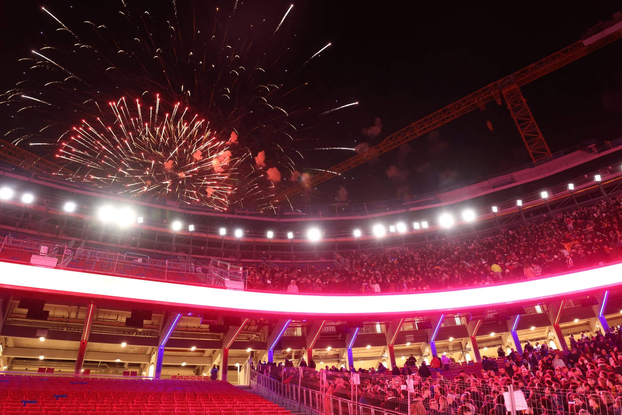 Bầu trời Catalan ngập tràn pháo hoa ngày Barcelona trở lại mái nhà xưa