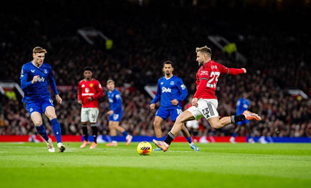 Ảnh bài viết Gary Neville nổi giận vì Luke Shaw đi bộ khi đấu Everton